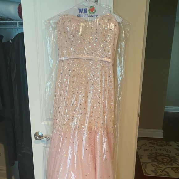 Dress - Picture 3 of 3